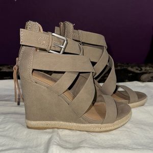 Brash Grey Wedge